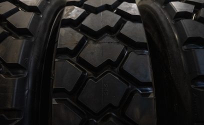 Närbild på mönstret i lastmaskindäck från Hedemora Däck & Bilservice