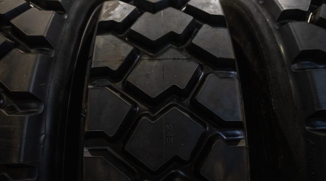 Närbild på mönstret i lastmaskindäck från Hedemora Däck & Bilservice