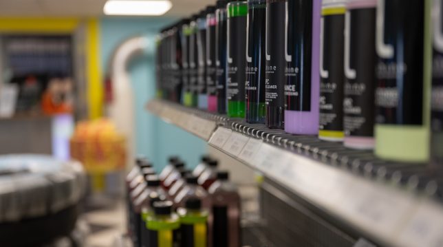 Bilvårdsprodukter på butikshyllor i Hedemora