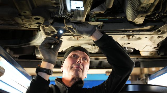 bilmekaniker i bilverkstad i Hedemora