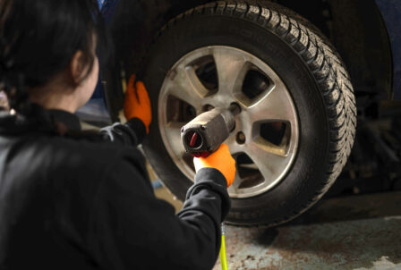 mekaniker byter däck på bil hos Hedemora Däck & Bilservice