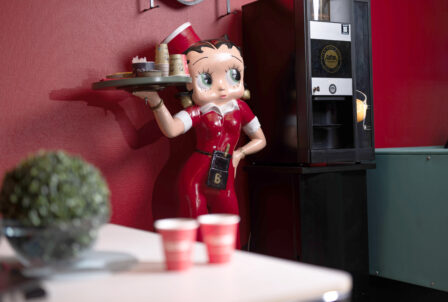 bord i form av betty boop-figur hos Hedemora Däck & Bilservice