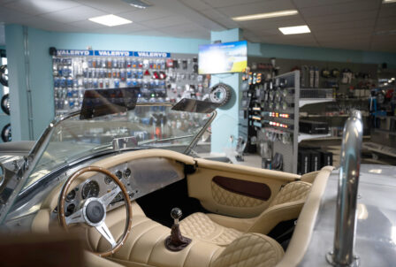 sportbil i reservdelsbutiken hos Hedemora Däck & Bilservice