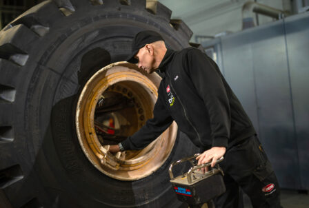 däck till hjullastare repareras Hedemora Däck & Bilservice